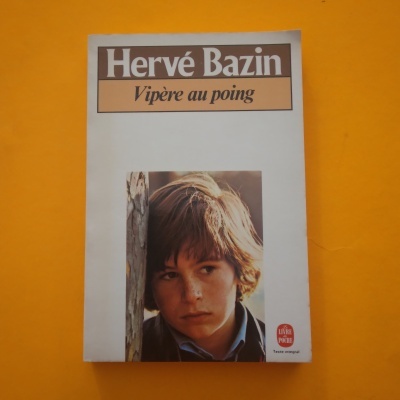 Capa do livro Vipère au poing de Hervé Bazin com rosto de rapaz encostado a tronco