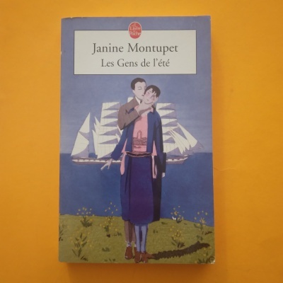 Capa de livro com ilustração de homem e mulher em frente a navio no mar