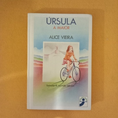 Capa do livro 'ÚRSULA A MAIOR' com ilustração de rapariga numa bicicleta e texto visível