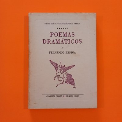 Capa do livro Poemas Dramáticos de Fernando Pessoa, capa branca com texto roxo
