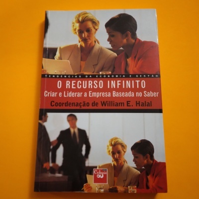 Capa de livro sobre liderança e gestão com pessoas em ambiente corporativo.