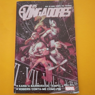 Capa da revista Os Vingadores da Marvel com personagens e elementos de relógio em fundo rosa e preto