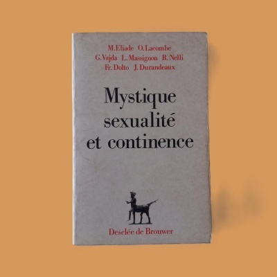 Capa de livro cinza claro com texto em francês e ilustração de centauro