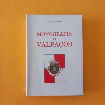 Livro Monografia de Valpaços com capa branca e brasão colorido