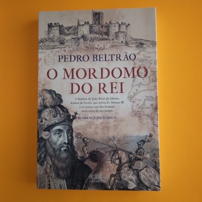 Capa do livro O Mordomo do Rei com ilustrações históricas e texto em português