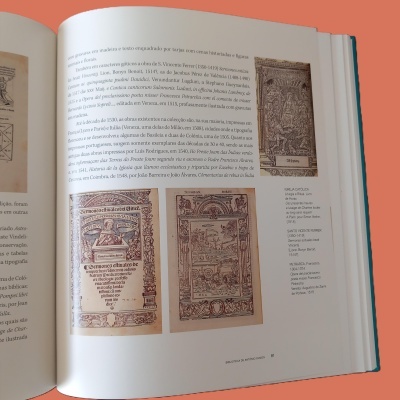 Página aberta de livro com textos e gravuras em tons sépia