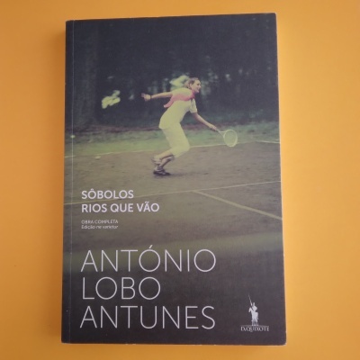 Capa de livro com criança a jogar ténis e título de António Lobo Antunes