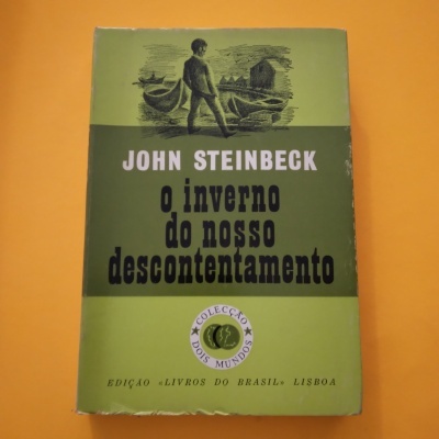Capa de livro verde com texto e ilustração em preto e branco