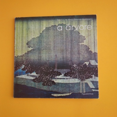 Capa de livro com ilustração de árvore grande e texto 'a árvore'.