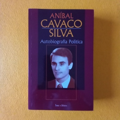 Livro roxo 'ANÍBAL CAVACO SILVA Autobiografia Política' com foto de homem