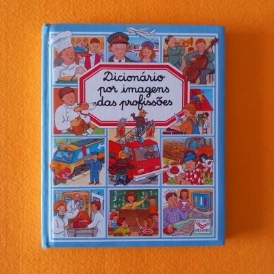 Capa de livro infantil azul com ilustrações de profissões e texto 'Dicionário por imagens das profissões'