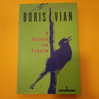 Livro O Outono em Pequim de Boris Vian com capa verde e pássaro preto