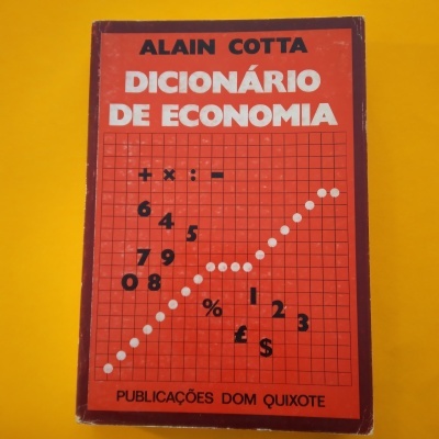 Capa vermelha de livro DICIONÁRIO DE ECONOMIA com texto e símbolos matemáticos