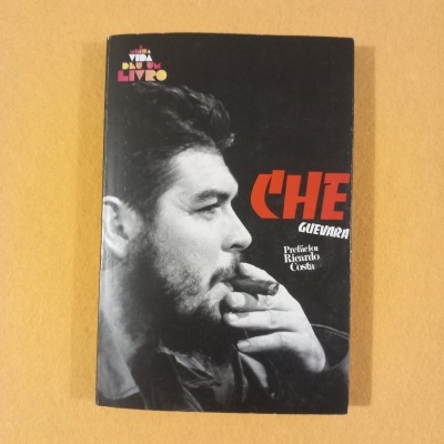 Livro com capa preta e foto preto e branco de Che Guevara a fumar