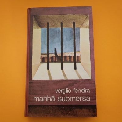 Capa de livro com barras verticais e título 'manhã submersa' de Vergílio Ferreira