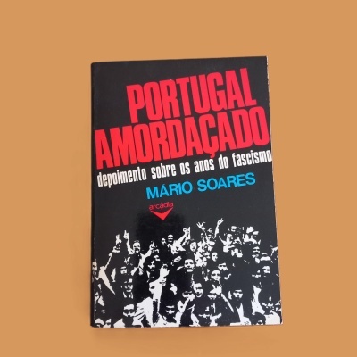 Capa de livro Portugal Amordaçado com texto e imagem de pessoas em preto e branco