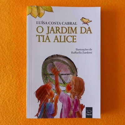 Livro infantil O Jardim da Tia Alice com ilustração de duas meninas na capa