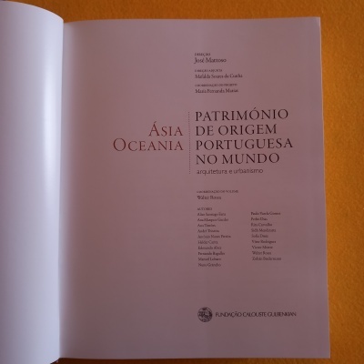Página de livro com texto sobre património português na Ásia e Oceania