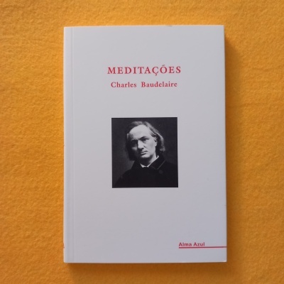 Capa de livro branco intitulado MEDITAÇÕES, autor Charles Baudelaire, com foto preta e branca do autor e texto Alma Azul