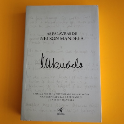 Capa do livro As Palavras de Nelson Mandela com fundo branco e assinatura preta