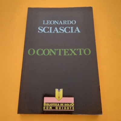 Capa de livro preta com texto azul claro e verde, selo colorido Dom Quixote