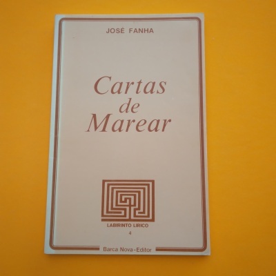 Capa do livro 'Cartas de Marear' de José Fanha com design simples em branco e castanho