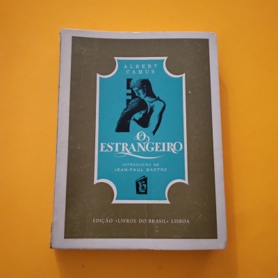 Capa do livro O Estrangeiro de Albert Camus em fundo laranja