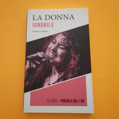Capa de livro 'LA DONNA IGNOBILE' com foto de mulher a cantar