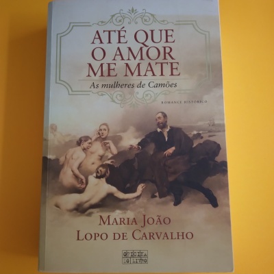 Capa de livro 'ATÉ QUE O AMOR ME MATE' com ilustração clássica e texto visível