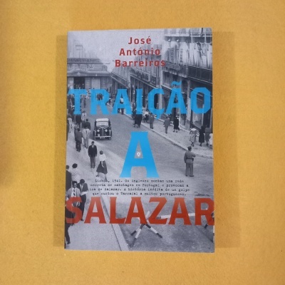 Capa de livro com fotografia histórica em tons de cinza, título em azul e vermelho e texto explicativo.