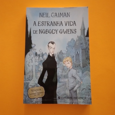 Capa do livro com dois personagens num cemitério e título em destaque
