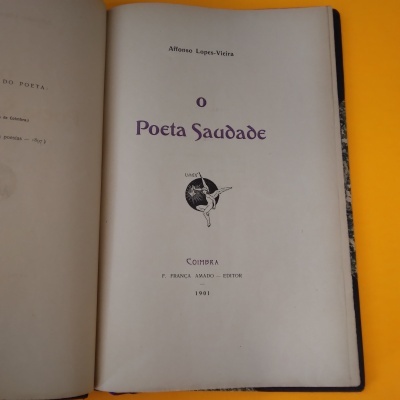 Livro antigo aberto com título 'O Poeta Saudade' de Affonso Lopes-Vieira e publicação de 1901
