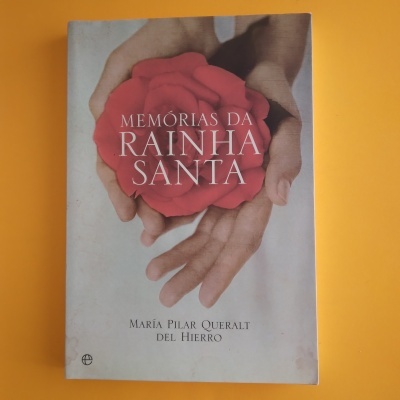 Capa do livro Memórias da Rainha Santa com imagem de mãos segurando uma rosa vermelha