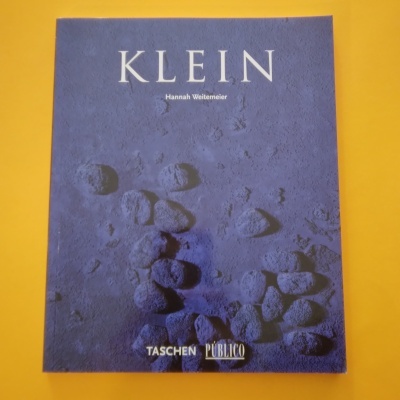 Livro KLEIN de capa azul com padrões de pedras e texto branco