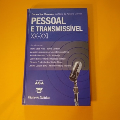 Capa de livro azul com título 'Pessoal e Transmissível XX-XXI' e ilustração de microfone.