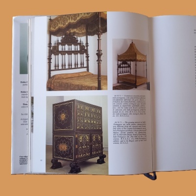 Página de livro com imagens de móveis antigos e texto explicativo.