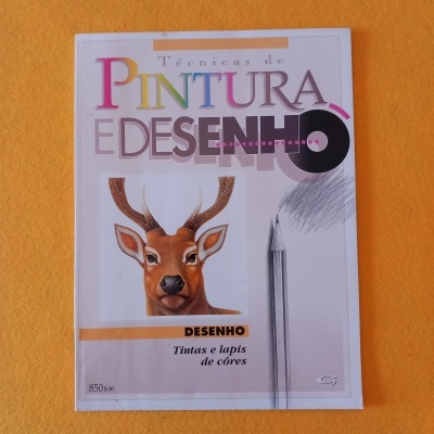 Capa de livro com desenho de cervo e lápis em fundo branco.