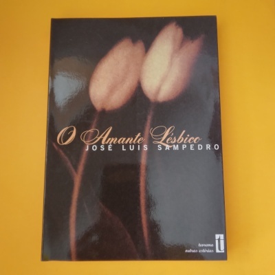 Livro O Amante Lésbico de José Luis Sampedro com capa preta e duas tulipas claras
