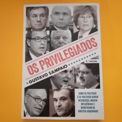 Capa do livro 'Os Privilegiados' com fotos de várias pessoas e texto em vermelho, azul e preto sobre fundo branco e laranja.