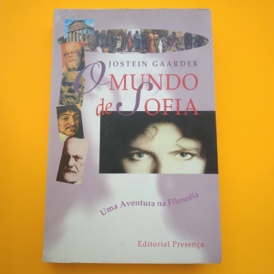 Capa do livro 'O Mundo de Sofia' de Jostein Gaarder em tons lilás com imagens e texto