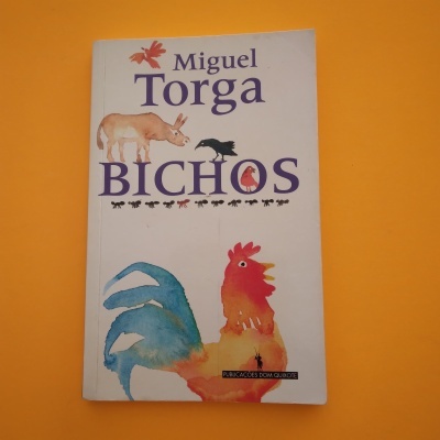 Livro 'Bichos' de Miguel Torga com ilustrações de animais em fundo branco