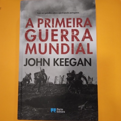 Livro A Primeira Guerra Mundial de John Keegan com capa em tons de cinza e preto