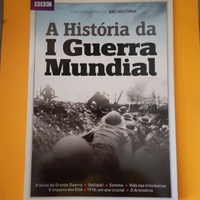 Capa de livro 'A História da I Guerra Mundial' com imagem de soldados em trincheira