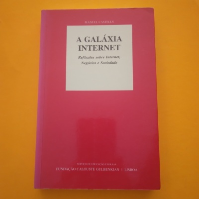 Livro A Galáxia Internet com capa rosa e branca sobre fundo laranja