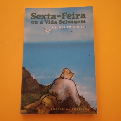 Capa de livro 'Sexta-Feira ou a Vida Selvagem' com ilustração de pessoa junto ao mar e fundo azul