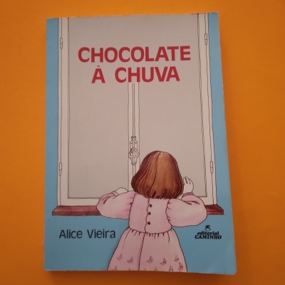 Capa de livro 'CHOCOLATE À CHUVA' com ilustração de criança olhando para uma janela