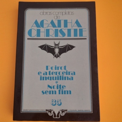 Capa de livro de Agatha Christie com morcego e texto azul e preto