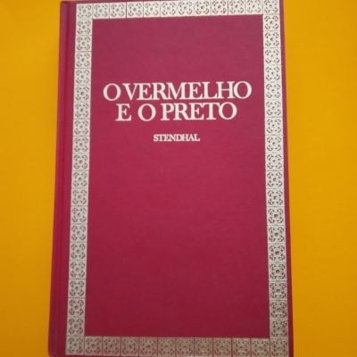 Capa de livro vermelha com título e autor em branco sobre fundo laranja