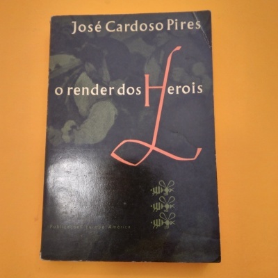 Livro 'o render dos Herois' de José Cardoso Pires em fundo laranja