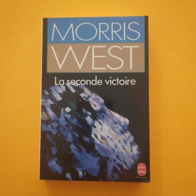 Capa de livro 'MORRIS WEST La seconde victoire' com design abstrato